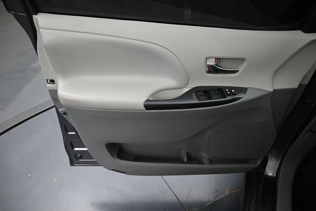2014 Toyota Sienna SE 8 Passenger