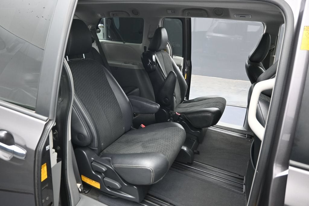 2014 Toyota Sienna SE 8 Passenger