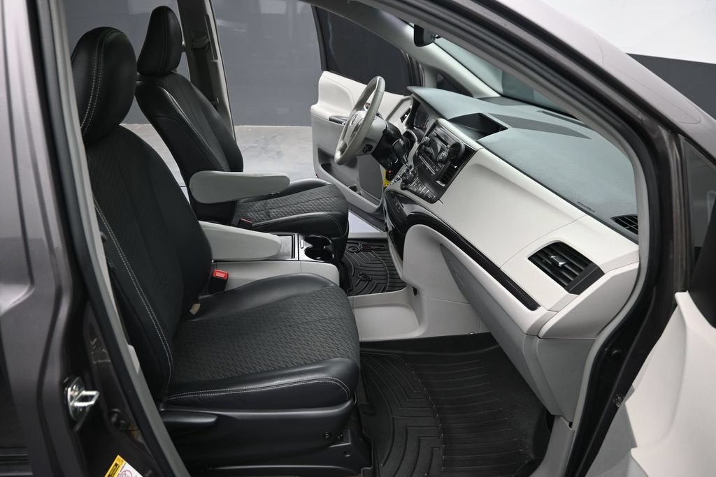 2014 Toyota Sienna SE 8 Passenger