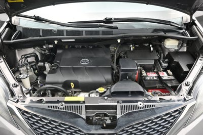 2014 Toyota Sienna SE 8 Passenger