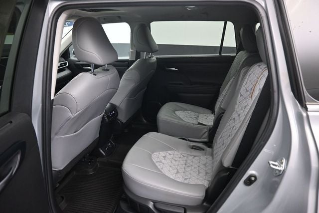 2023 Toyota Highlander Hybrid Bronze Edition