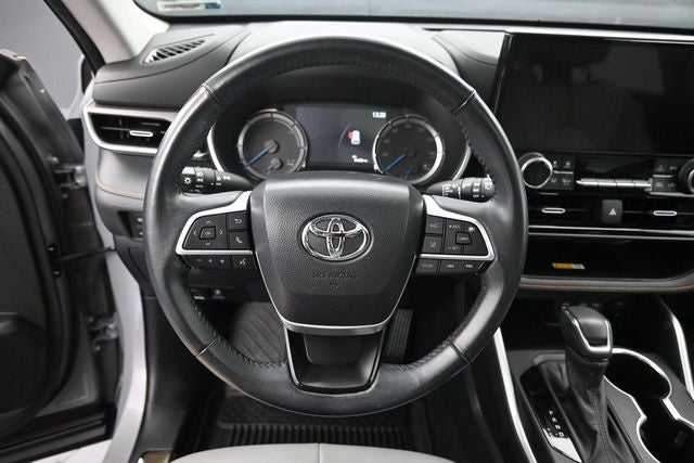 2023 Toyota Highlander Hybrid Bronze Edition