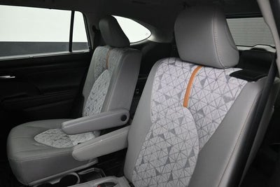 2023 Toyota Highlander Hybrid Bronze Edition