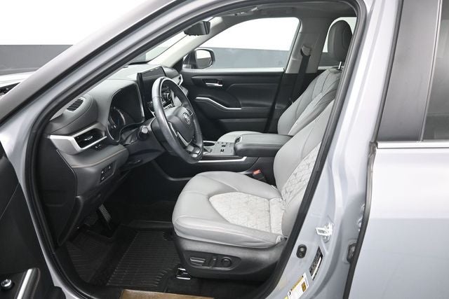 2023 Toyota Highlander Hybrid Bronze Edition