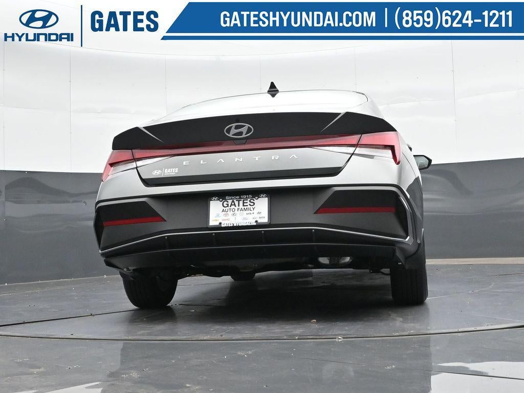 2025 Hyundai Elantra SE Active SRC