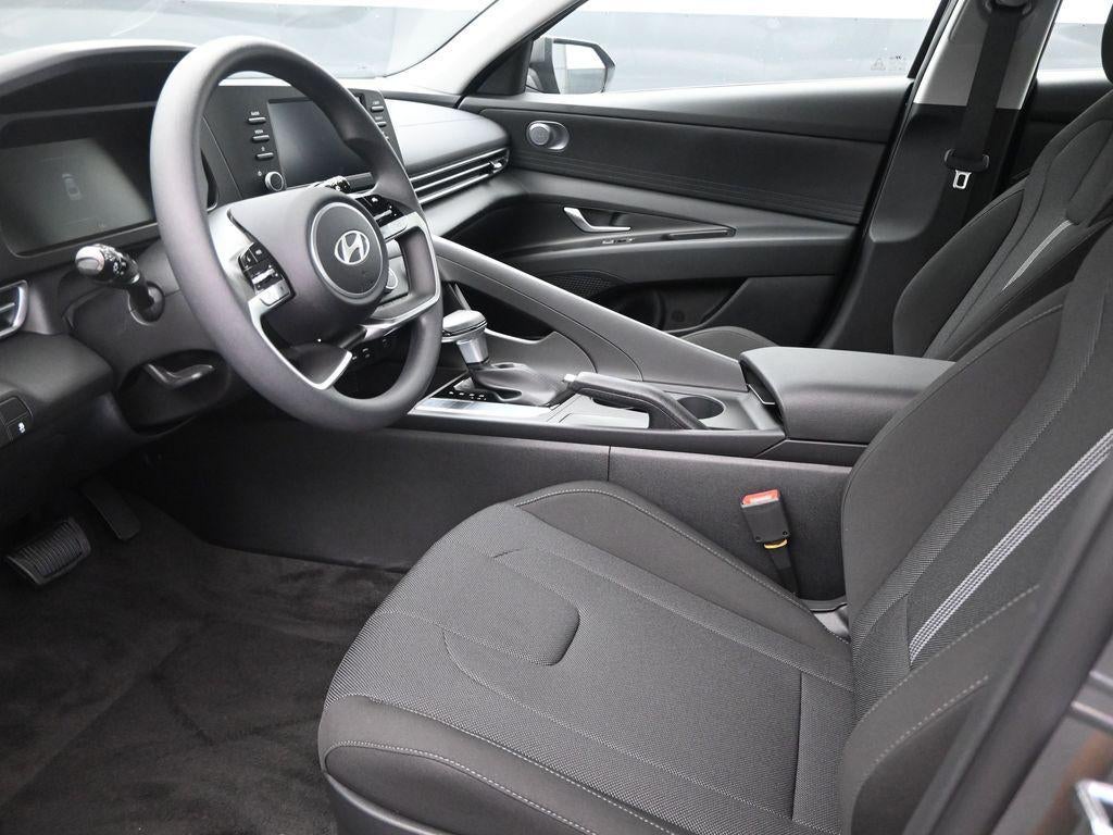 2025 Hyundai Elantra SE Active SRC