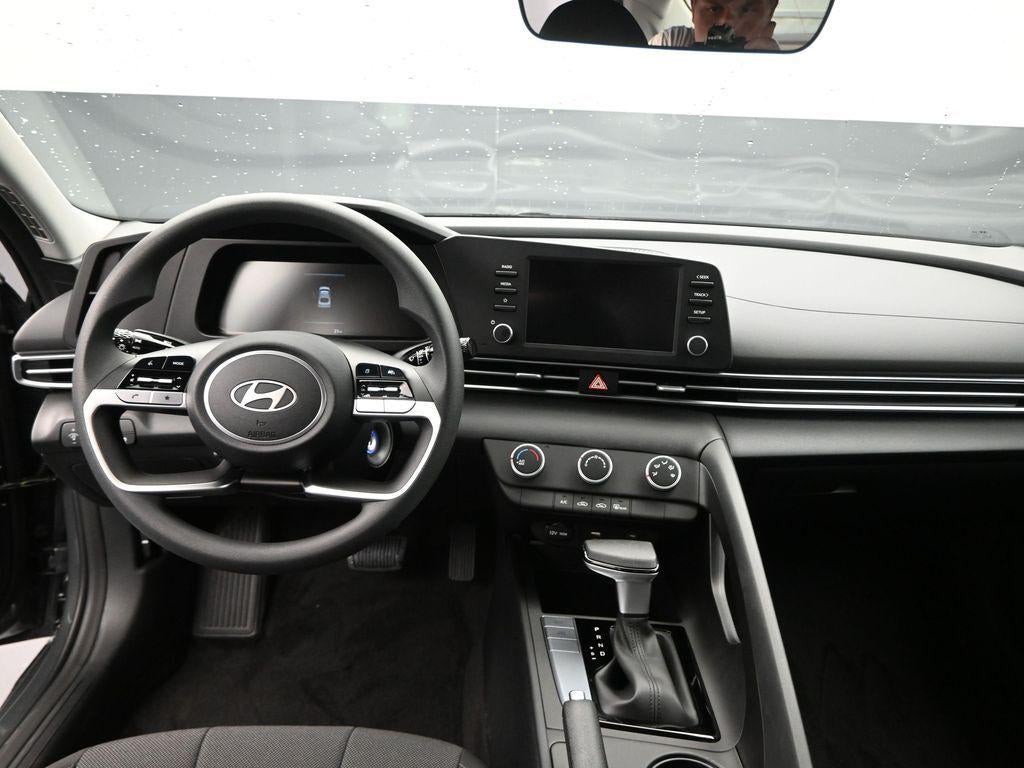 2025 Hyundai Elantra SE Active SRC