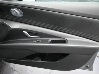 2025 Hyundai Elantra SE Active SRC
