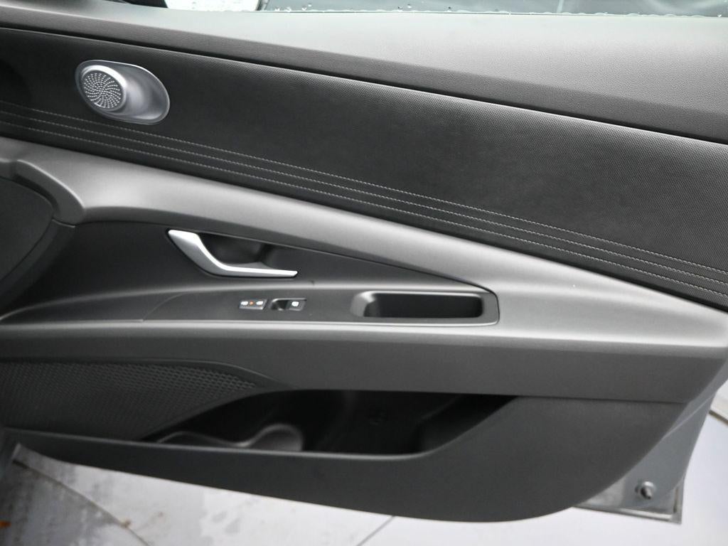 2025 Hyundai Elantra SE Active SRC