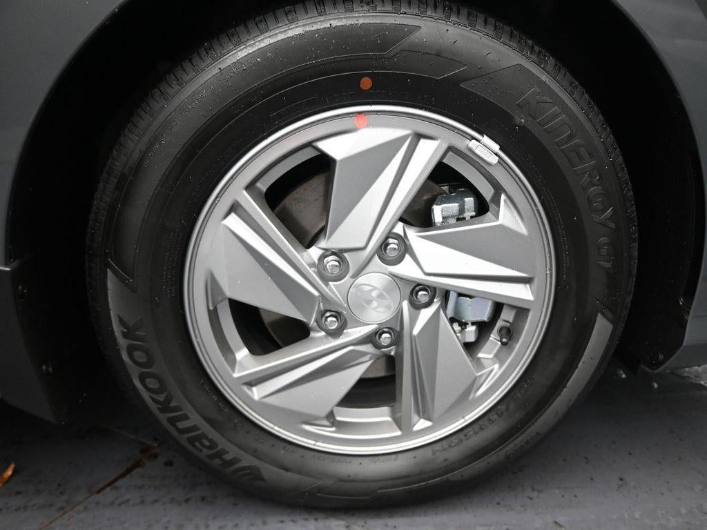 2025 Hyundai Elantra SE Active SRC