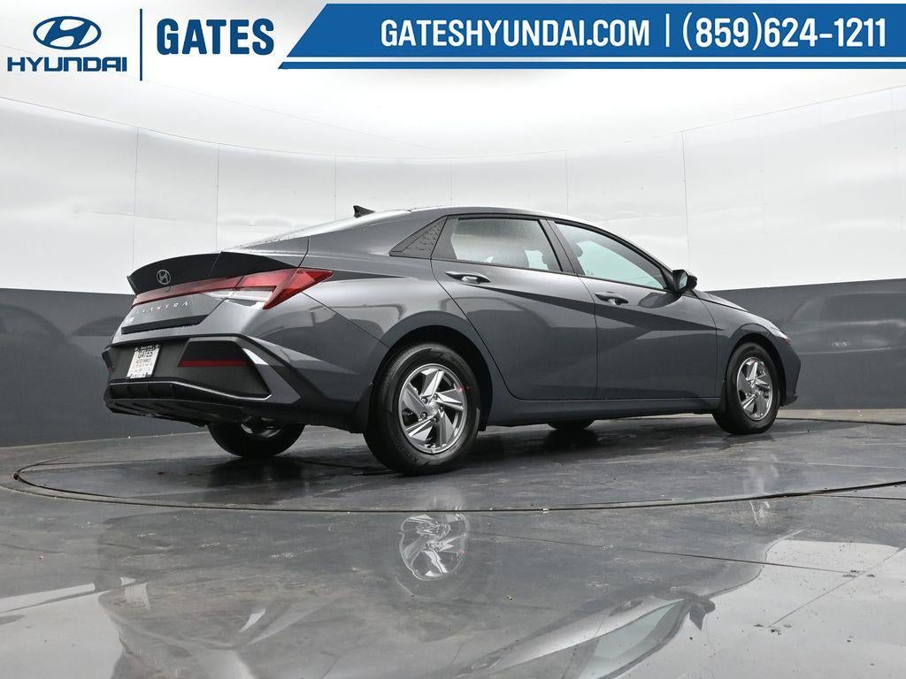 2025 Hyundai Elantra SE Active SRC
