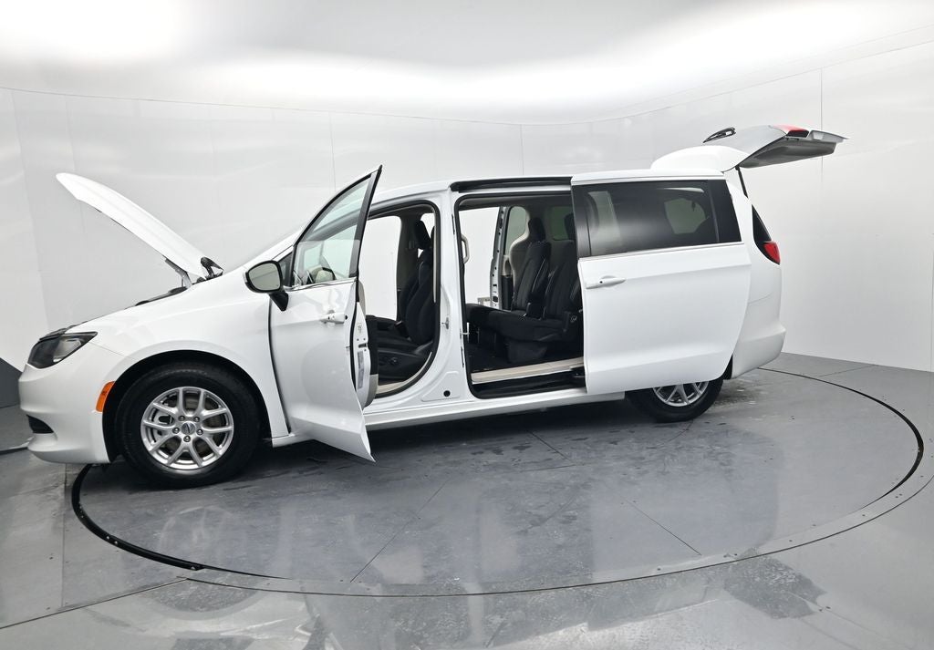 2022 Chrysler Voyager LX
