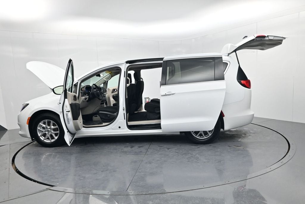 2022 Chrysler Voyager LX