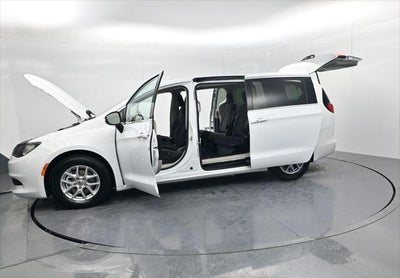 2022 Chrysler Voyager LX