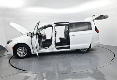 2022 Chrysler Voyager LX