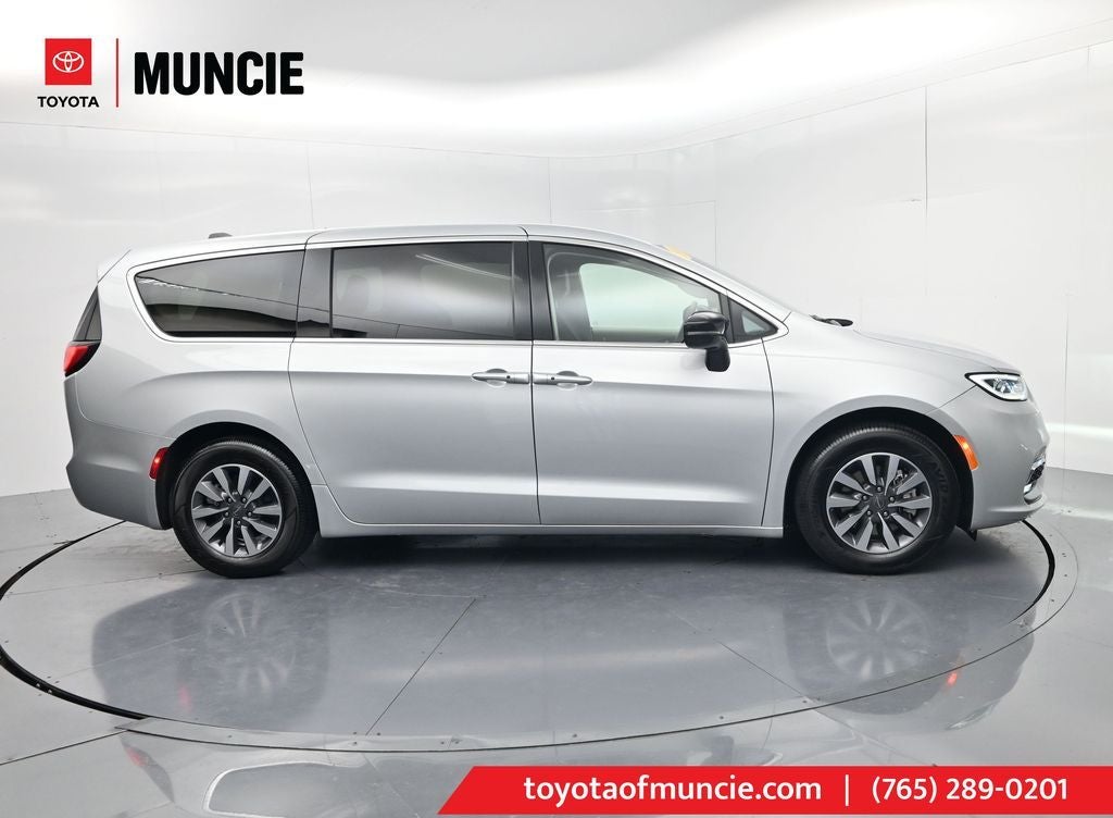 2024 Chrysler Pacifica Hybrid Select