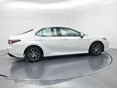 2022 Toyota Camry Hybrid XLE