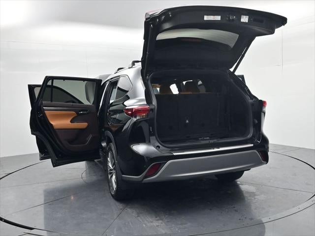 2022 Toyota Highlander Hybrid Platinum