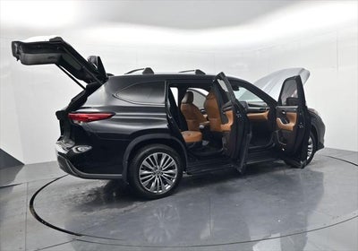 2022 Toyota Highlander Hybrid Platinum