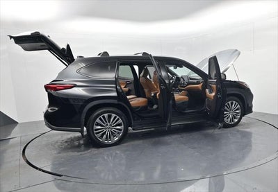 2022 Toyota Highlander Hybrid Platinum
