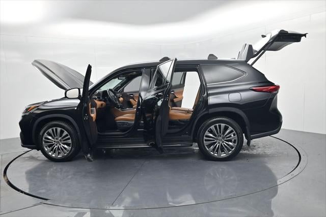 2022 Toyota Highlander Hybrid Platinum