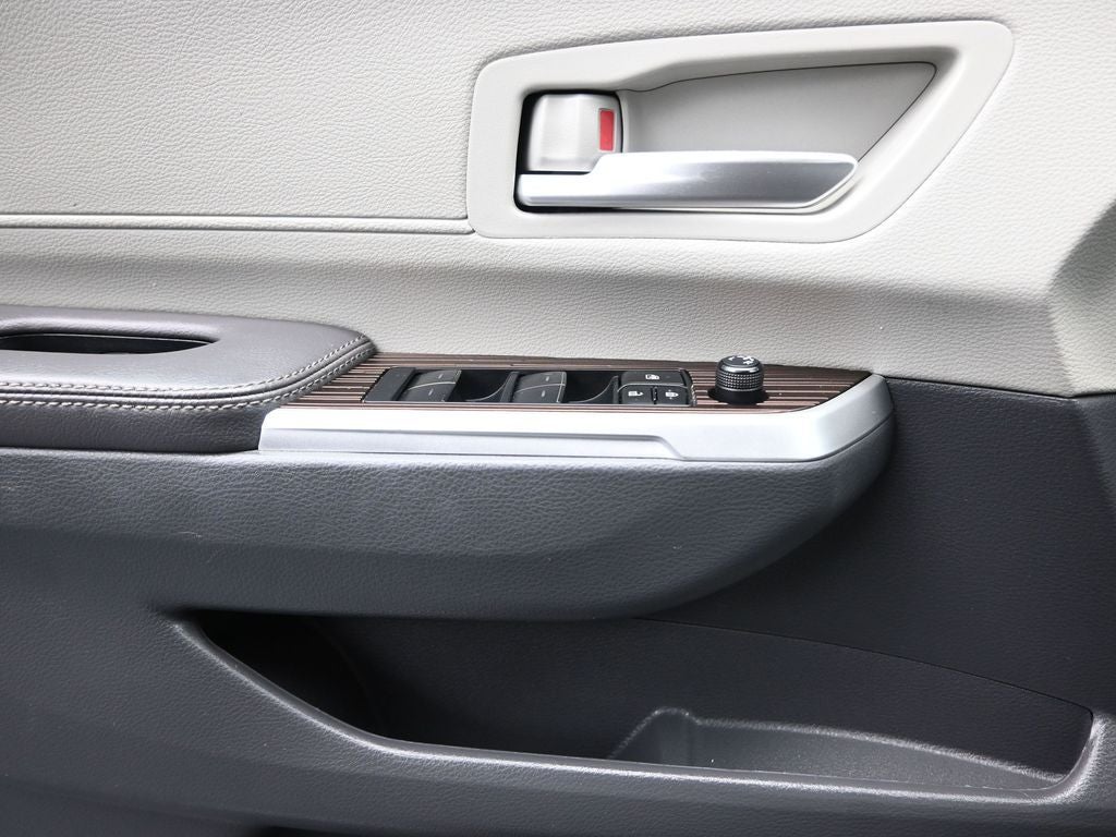 2024 Toyota Sienna XLE 8 Passenger