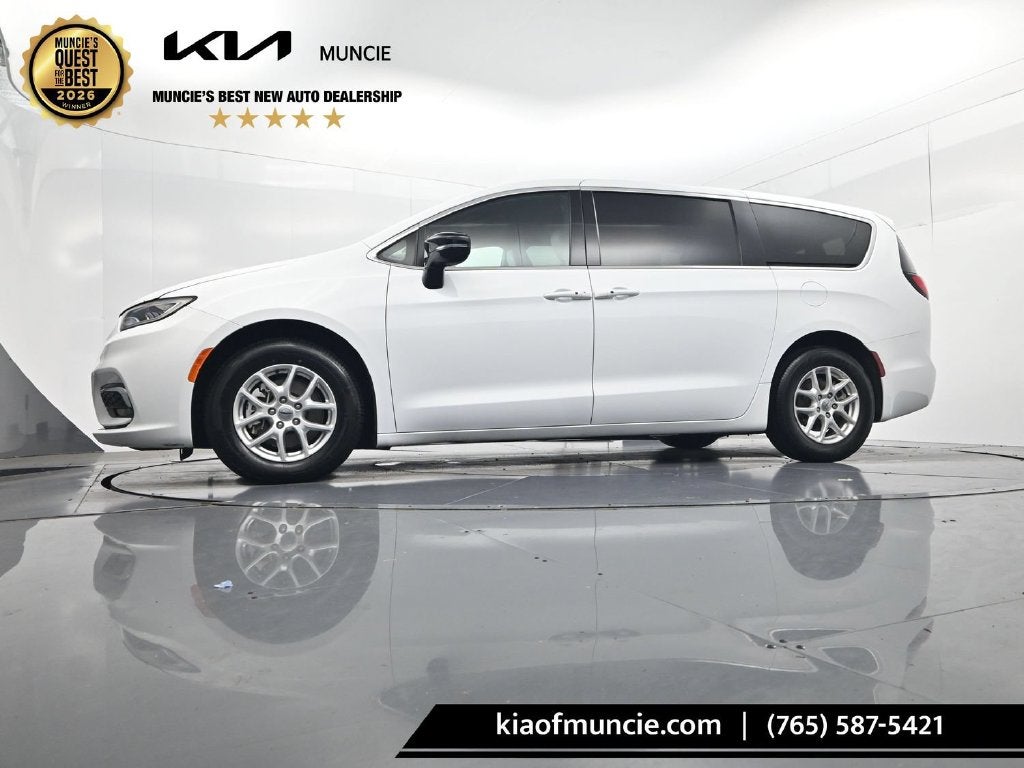 2025 Chrysler Pacifica Select