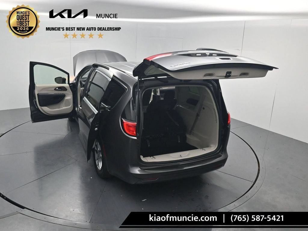 2023 Chrysler Voyager LX