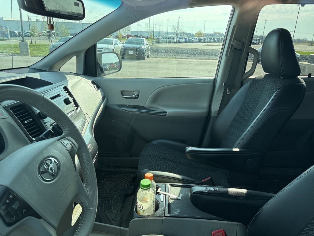 2013 Toyota Sienna SE 8 Passenger
