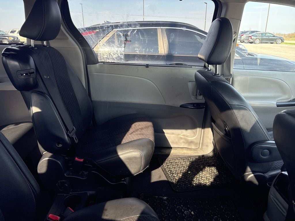 2013 Toyota Sienna SE 8 Passenger