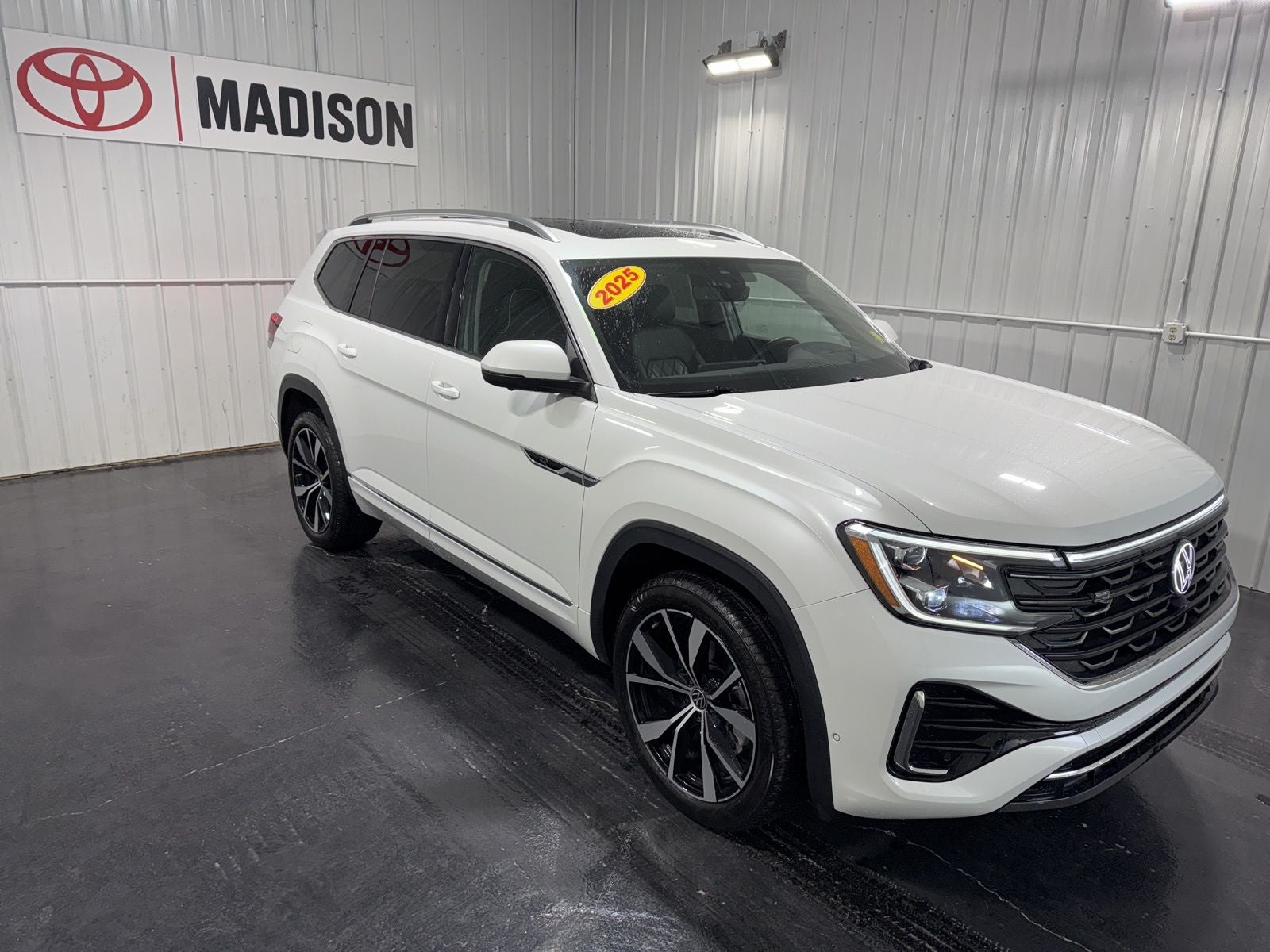 2025 Volkswagen Atlas 2.0T SEL Premium R-Line