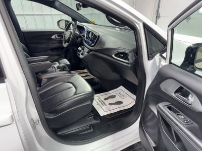 2024 Chrysler Pacifica Hybrid Select