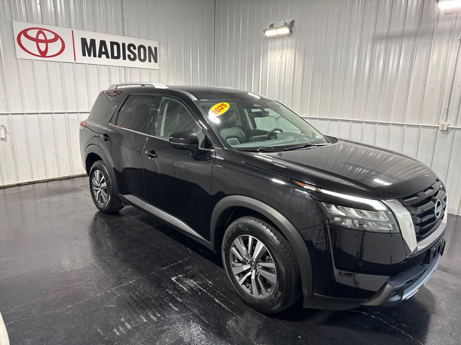 2025 Nissan Pathfinder SL