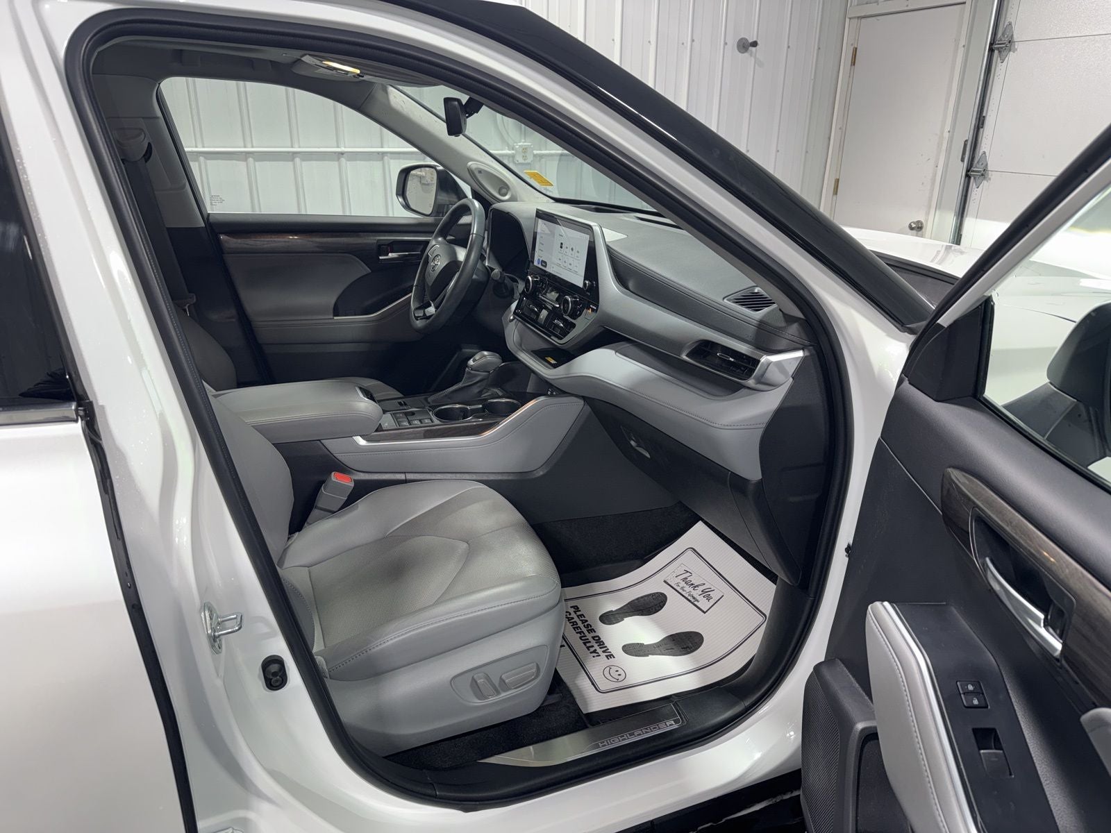 2023 Toyota Highlander Hybrid Platinum