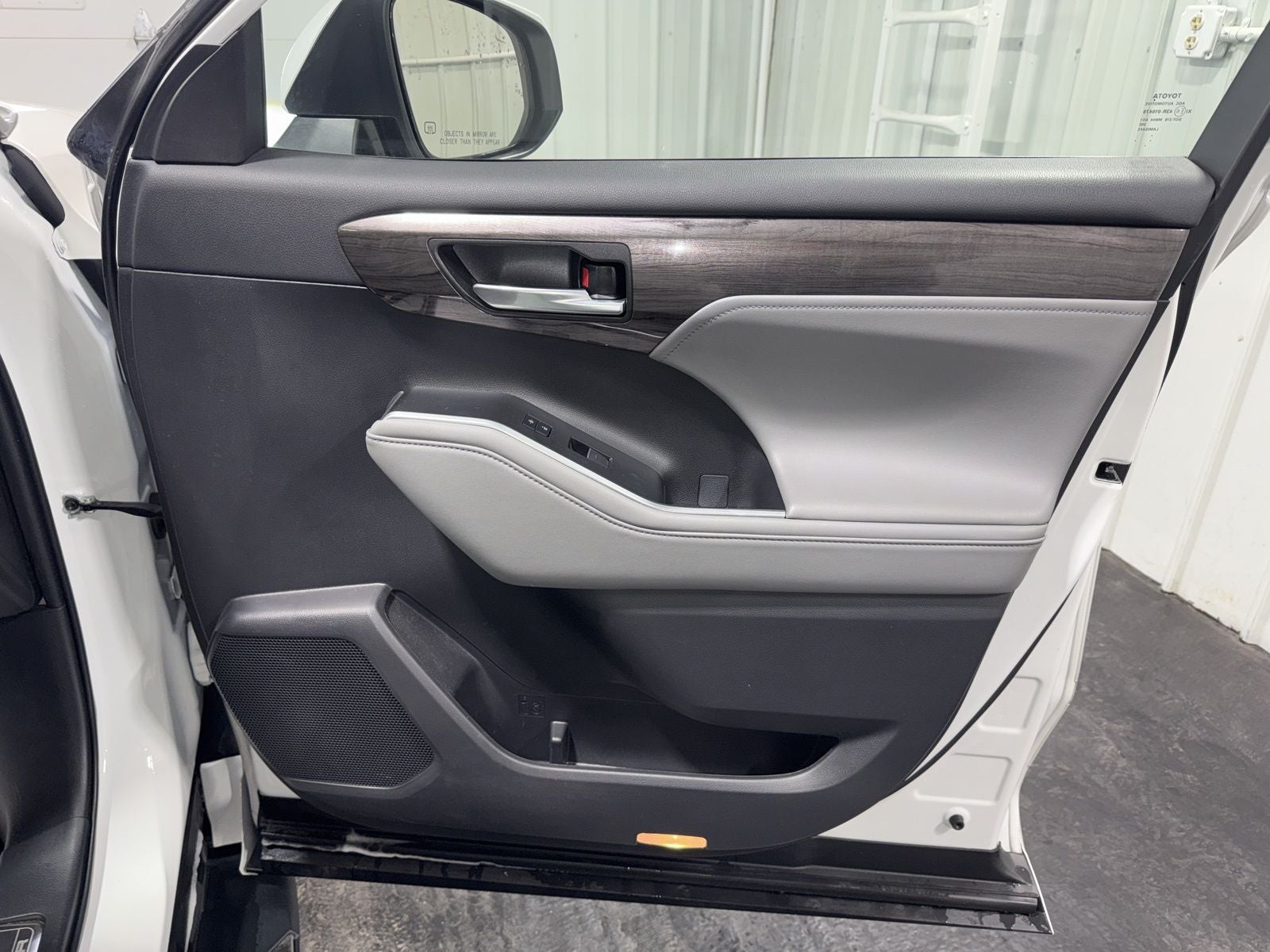 2023 Toyota Highlander Hybrid Platinum