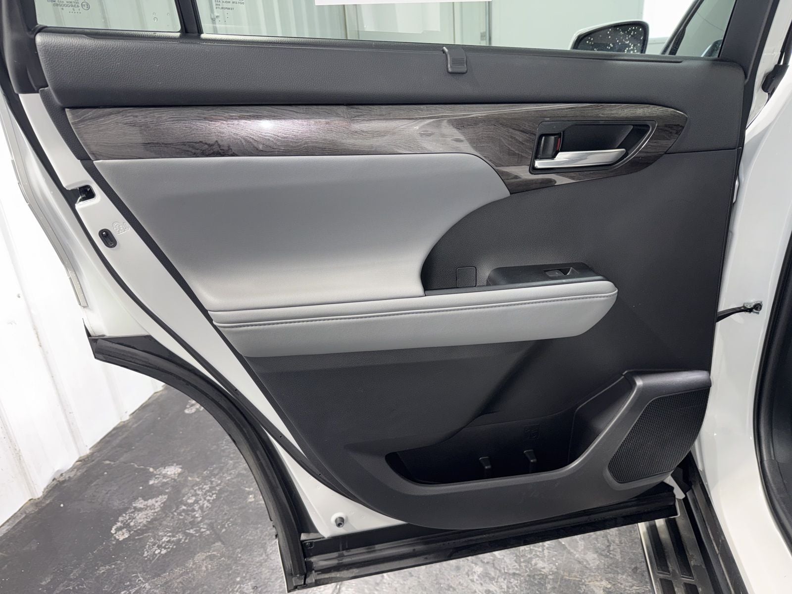 2023 Toyota Highlander Hybrid Platinum