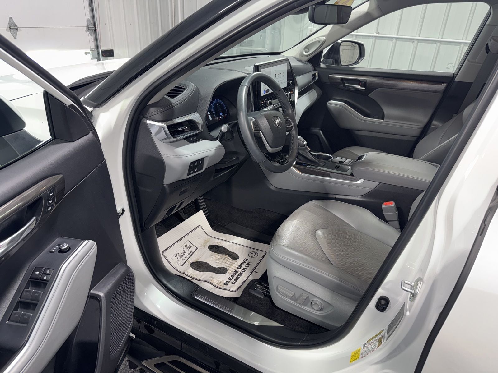 2023 Toyota Highlander Hybrid Platinum