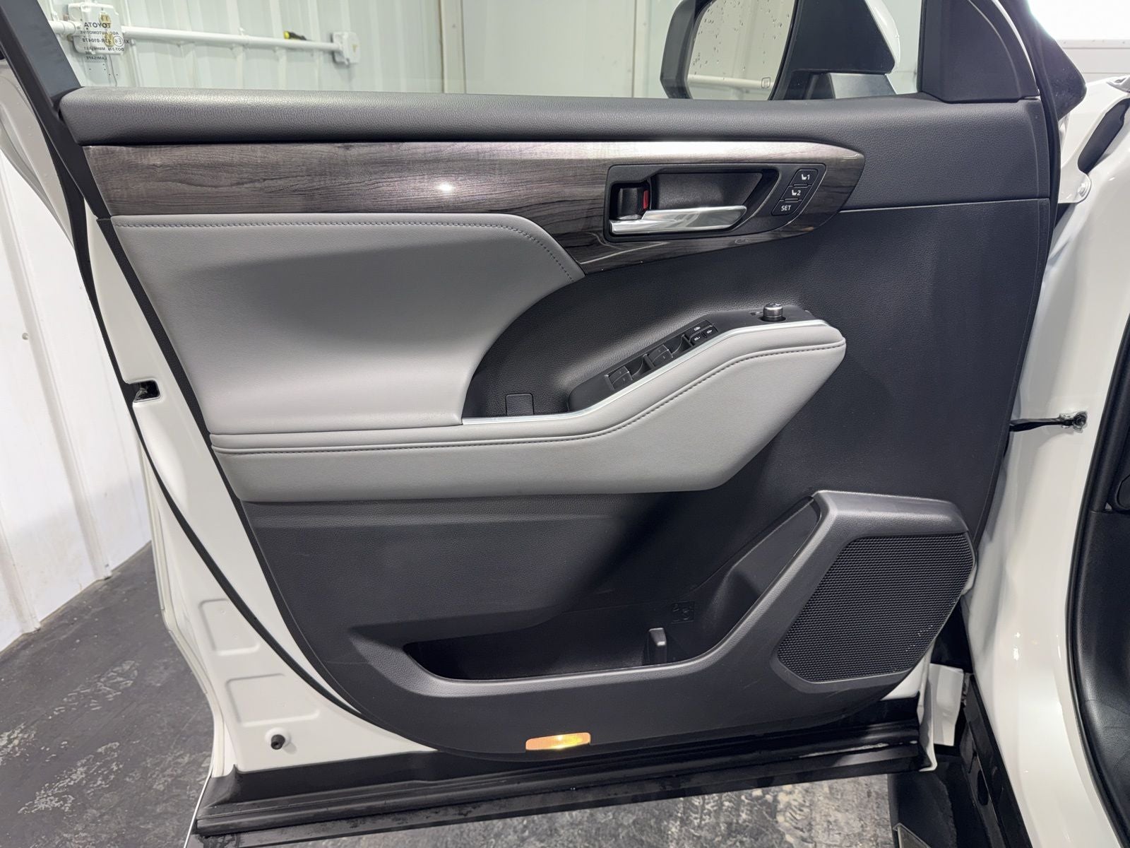 2023 Toyota Highlander Hybrid Platinum