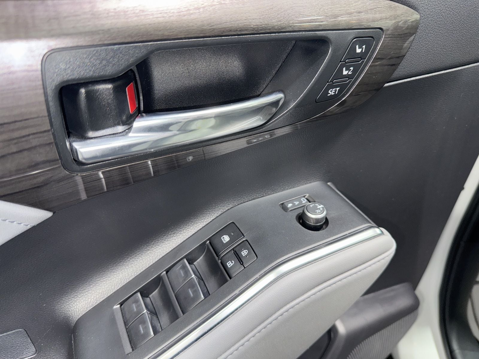 2023 Toyota Highlander Hybrid Platinum