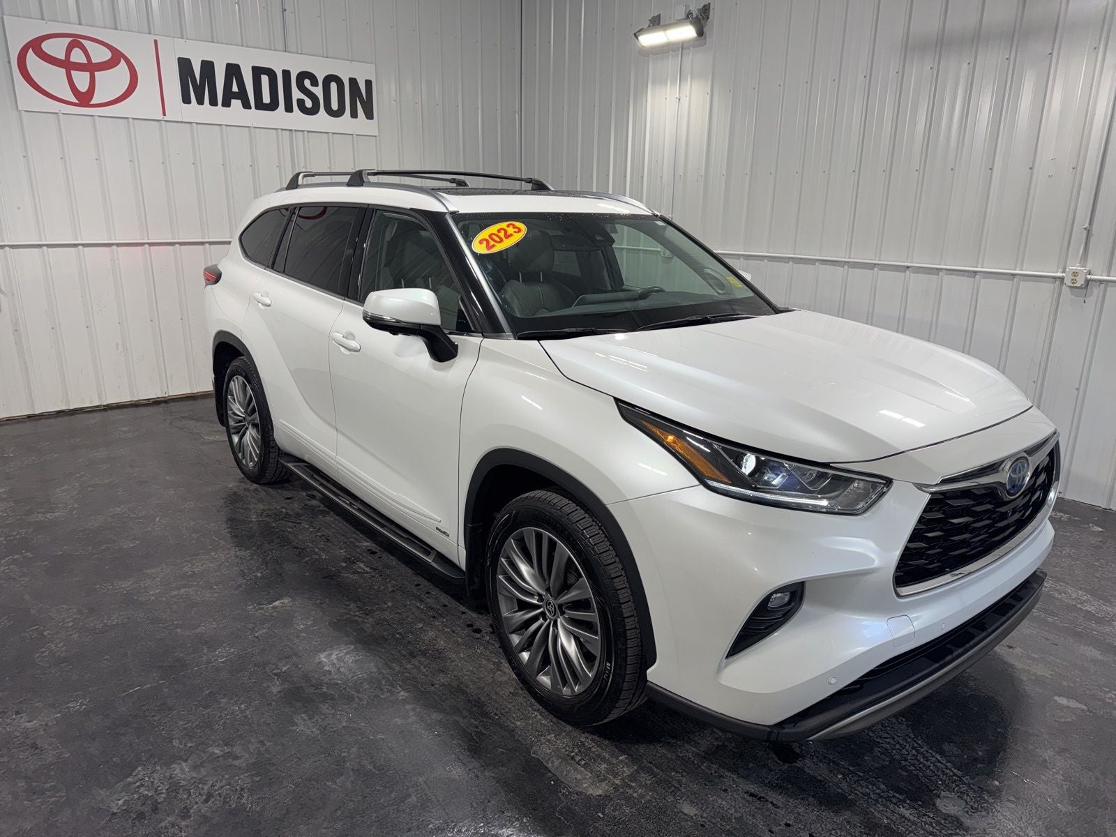2023 Toyota Highlander Hybrid Platinum
