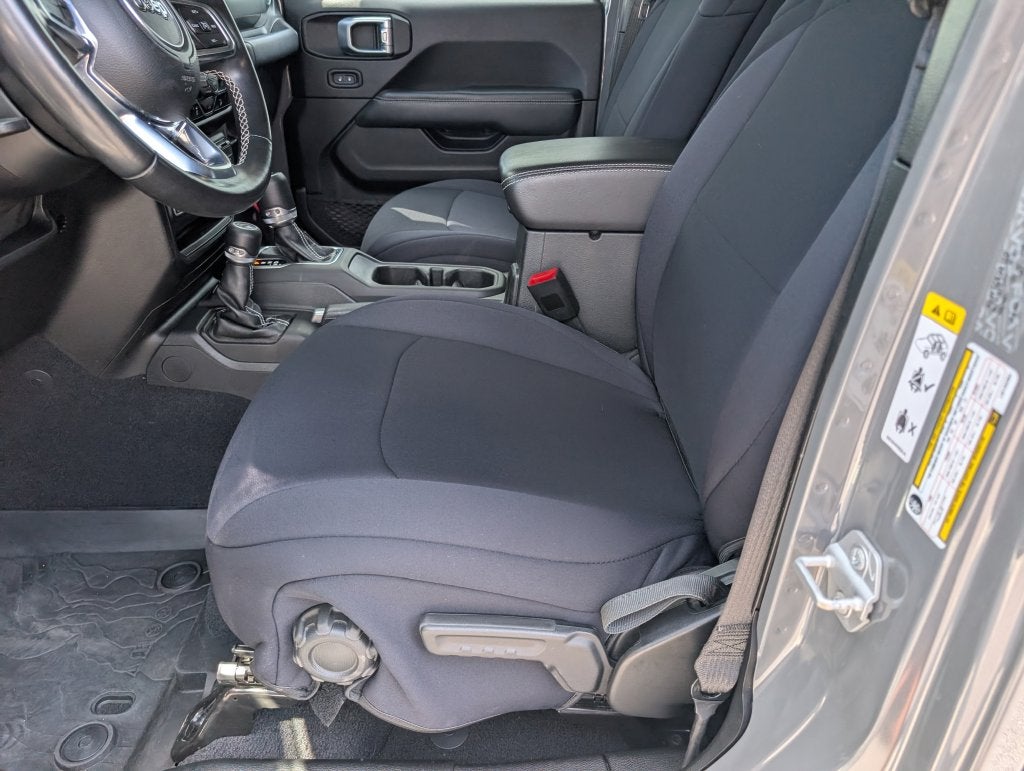 2020 Jeep Wrangler Unlimited Sahara w/Sky One-Touch Power Top