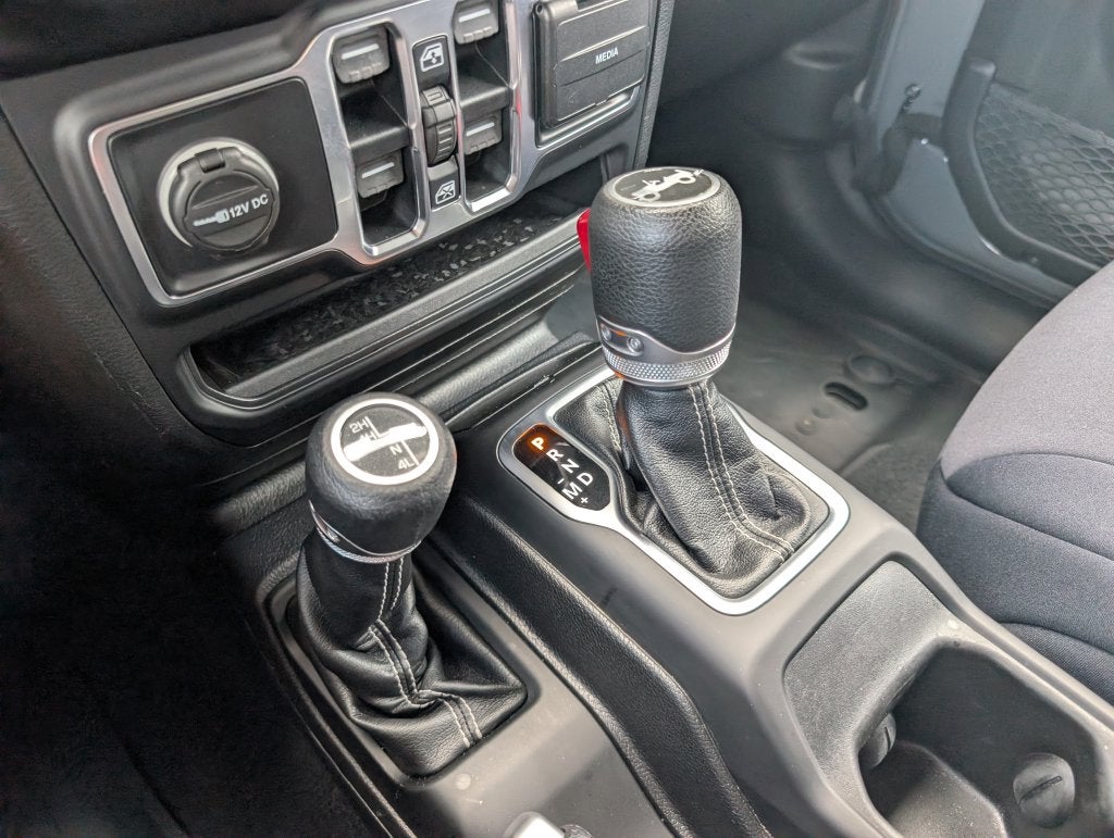 2020 Jeep Wrangler Unlimited Sahara w/Sky One-Touch Power Top