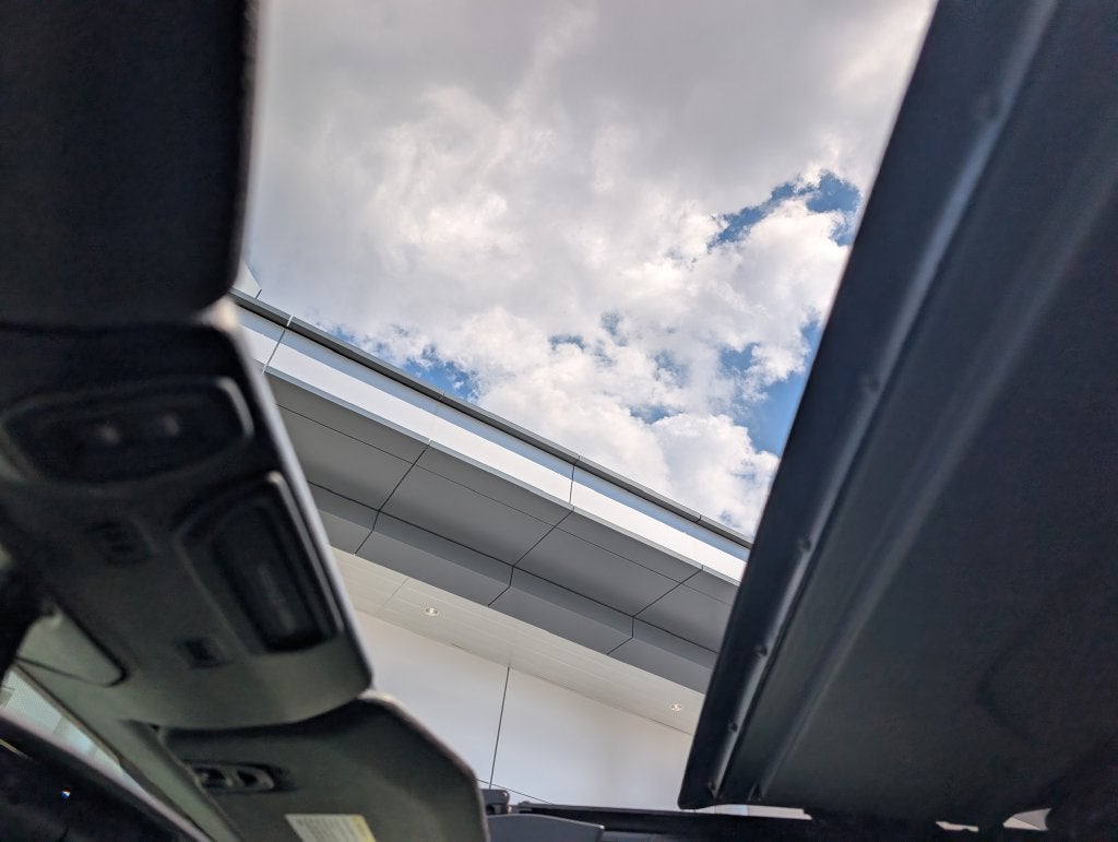 2020 Jeep Wrangler Unlimited Sahara w/Sky One-Touch Power Top