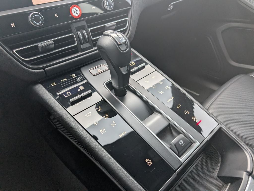 2022 Porsche Macan Base